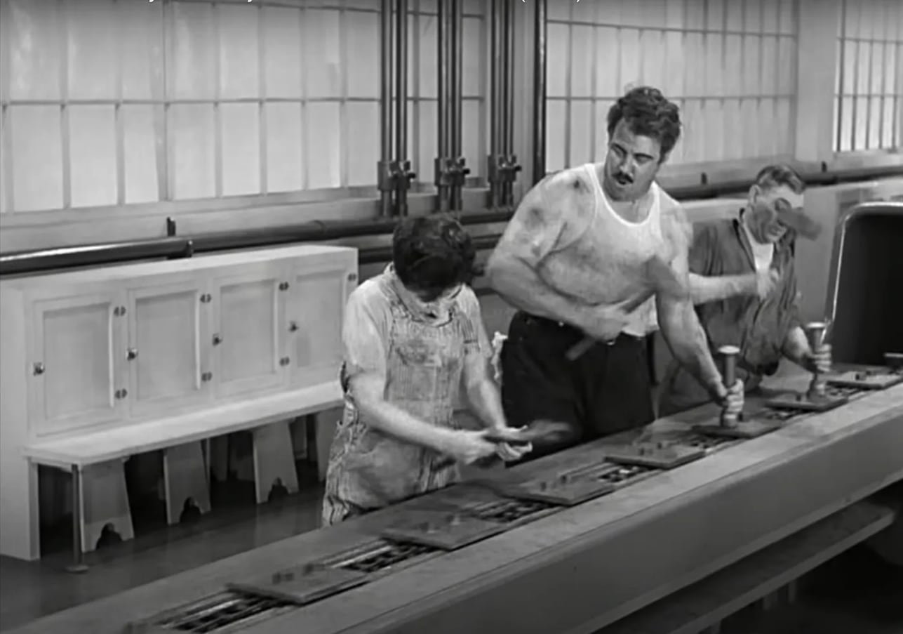 Une personne contrôle le résultat produit par un outil numérique